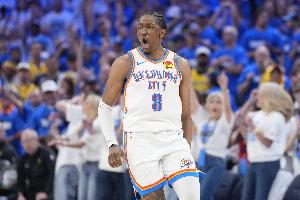 雙鬼拍門！布克迎著杰倫威&切特上籃被杰倫威身后大帽