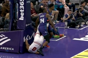 危險！懷特上籃倒地后用雙腳夾住迪亞巴特 裁判回看吹一級惡意