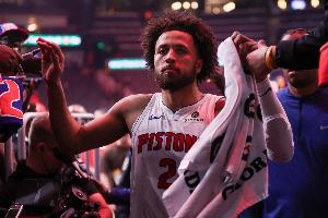 曾令旭：康寧漢姆節(jié)奏不像東契奇 又不是很有爆發(fā)力 但充滿壓迫感