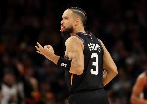 挑大梁！狄龍半場(chǎng)10中7砍最高19分 三分4中2