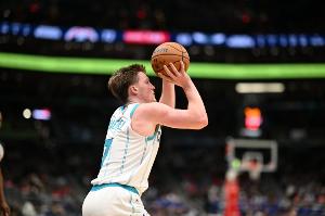 穩(wěn)定輸出！克尼佩爾半場5中3拿到10分3板2助2斷