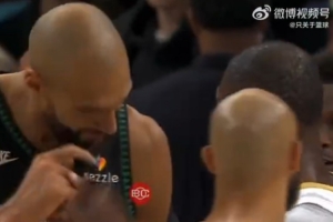 禿然的自我！戈貝爾賽后與杰倫·布朗討論發(fā)型 大光頭小白亂入