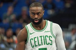 高難度！杰倫·布朗單打愛德華茲 連續(xù)轉(zhuǎn)身后強投打板命中