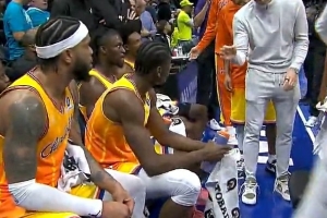 不愧是詹姆斯！賽恩·詹姆斯機警前場板補籃命中 黃蜂抹平分差！