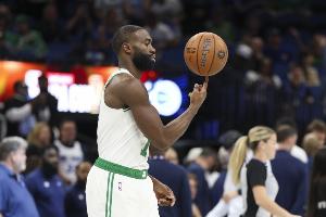 火力兇猛！杰倫·布朗半場18中11狂轟27分外加5板5助3斷 三分7中4