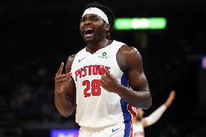 首發(fā)中鋒！斯圖爾特29分鐘7中4拿到9分8板 罰球3中1