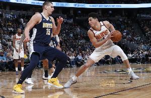 看著都疼！布克突破肘到約基奇下巴 后者痛苦倒地