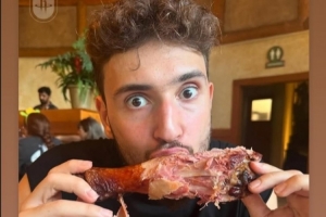 火箭官方曬申京吃火雞照片嘲諷爵士！申京INS轉發(fā)