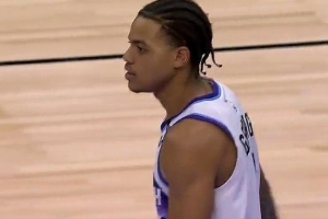 你在夢游嘛？基昂特·喬治黃油手回場違例 個人第7個失誤！