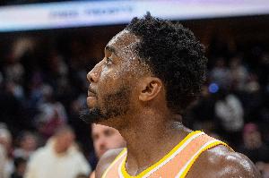 很失望？米切爾賽后罕見(jiàn)沒(méi)接受記者采訪 在旁邊玩手機(jī)&發(fā)呆