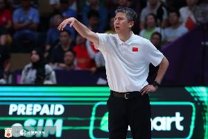 球都拿不穩(wěn)！中國(guó)男籃半場(chǎng)8次失誤 對(duì)手僅3次