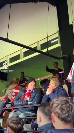 點(diǎn)燃德比??安東尼在包廂激情慶祝，塞維球迷豎中指+辱罵+扔?xùn)|西