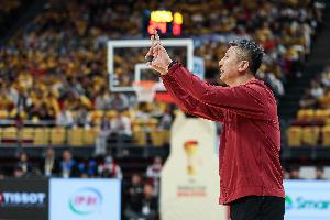 能防的陣容讓韓國(guó)三分10中7 希望球員們趕緊調(diào)整 把心理包袱扔掉