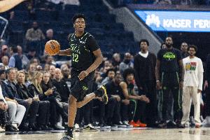 小伙子挺硬！奎因單打里夫斯 頂開后直接雙手暴扣！