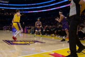 不算！狄龍空位三分命中 但因踩到邊線取消了