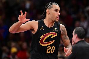 又準(zhǔn)又拼！泰森半場(chǎng)6中5高效拿下15分6板2助1斷 正負(fù)值+18