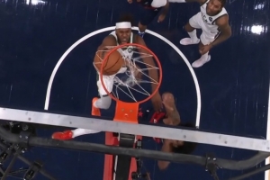 摧枯拉朽！米德爾頓背傳巴格利 后者暴起力壓特納雙手隔扣