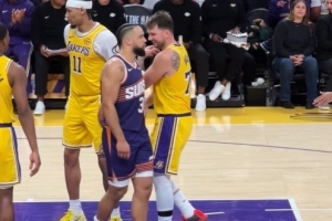 心大！東契奇罰球命中狄龍上前擊掌慶祝 東子笑了作勢要肘擊他