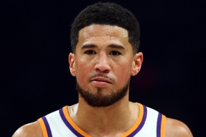 中途傷退！喬丹·奧特：布克是在首節(jié)突破海斯的防守時(shí)受的傷