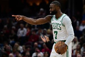 次節(jié)狂轟18分！杰倫·布朗半場(chǎng)14中9砍下22分2助1斷