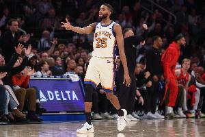 新秀沒(méi)經(jīng)驗(yàn)！布里奇斯搶投三分被岡薩雷斯犯規(guī) 后者墊腳一級(jí)惡犯