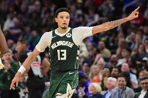 太慘了！羅林斯防守被康寧漢姆撞到面部出血 返回更衣室