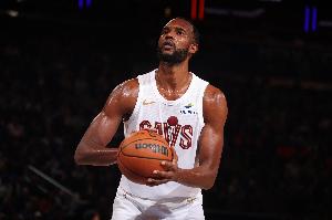 打出心得了？小莫布里內(nèi)線接球 撤步迎著克林根后仰中投再進(jìn)！