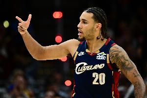 一馬當(dāng)先！泰森反擊直奔籃下 起飛滑翔單手暴力灌筐