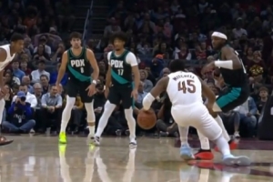 希望無(wú)礙！米切爾變向受傷 一瘸一拐下場(chǎng)休息