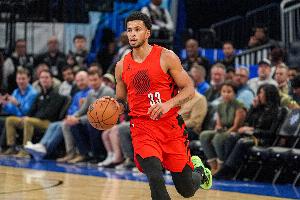 大球反擊頂開(kāi)人試圖上籃 卡馬拉斜刺殺出釘板大帽直接扇飛！