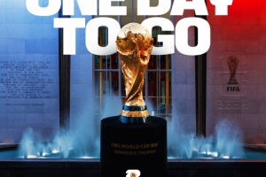 萬眾矚目！世界杯官方曬抽簽儀式倒計(jì)時(shí)一天海報(bào)：大力神杯出鏡