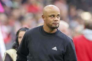 圖片報：拜仁航班因大霧取消，全隊只能前往70公里外其他機(jī)場搭乘