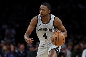 全能表現(xiàn)！福克斯半場9中4拿到9分4板4助 4失誤略多