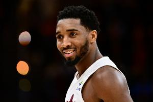 穿針引線！米切爾瀟灑不看人直塞 莫布里接球暴扣