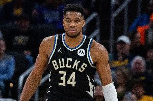 半場戰(zhàn)報-雄鹿49-52活塞 字母受傷僅2分小波特16分 活塞3人8分