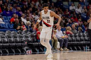 真硬！卡馬拉反擊強硬突破 頂著加蘭上籃打成2+1！