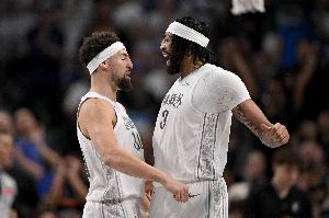 今天都很準(zhǔn)！濃眉底角三分+克萊追身三分 獨(dú)行俠反超比分！