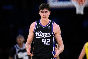 【菜鳥】楊瀚森2分1板1助1帽 雷諾25分 獨行俠雙星閃耀 哈珀很穩(wěn)