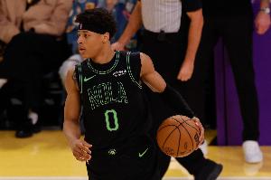 后浪推前浪！費(fèi)爾斯后場(chǎng)接球面對(duì)老康利 3秒時(shí)間完成一條龍上籃