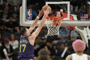 隨便起飛就是扣！馬特科維奇再度上演空接單手重扣 打停森林狼