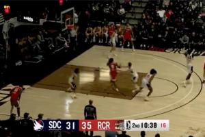 仙人指路！楊瀚森眼神誤導(dǎo)單手妙傳 助攻隊友扣空籃