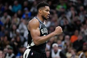 字母哥今夏告訴至少一位雄鹿隊友 他認(rèn)為自己接近被交易去尼克斯