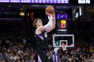 今天不準(zhǔn)！馬爾卡寧半場11中3&三分6中2拿到10分7板 正負(fù)值-21