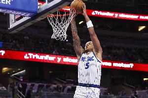 復(fù)出狀態(tài)不錯(cuò)！班凱羅半場(chǎng)出戰(zhàn)11分鐘 5投3中得到7分2籃板1助攻