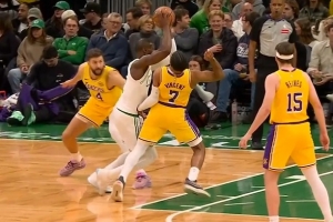 沒冤枉！布朗對文森特進(jìn)攻犯規(guī) 馬祖拉挑戰(zhàn)失敗