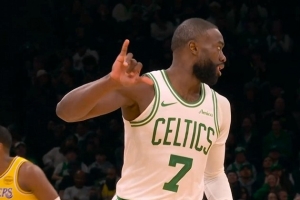 連珠炮！杰倫·布朗外線連中三記三分球