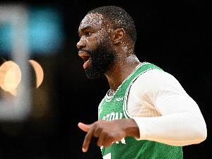 大當(dāng)家！杰倫·布朗22中10&罰球9中7 砍下30分8板8助&正負(fù)值+12