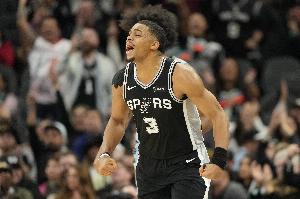 很極限！凱爾登·約翰遜騰空暴起 釘板大帽米切爾上籃