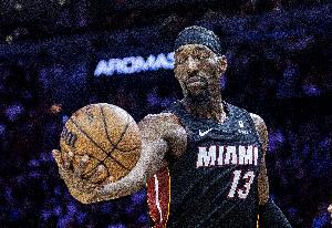 戰(zhàn)術(shù)沒打出來！熱火絕殺一擊變阿德巴約持球干拔三分 皮球三不沾