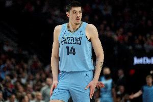 基本功扎實(shí)！埃迪背身倚住防守 轉(zhuǎn)身勾手輕松打中